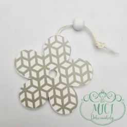 A felakasztható fa dekoráció. Tökéletes ajándék lehet akár születésnapra; névnapra; vagy egyéb különleges alkalomra. De saját lakásod is díszítheted vele. Kiváló home decor termék. Termék méretei: 6