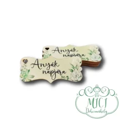 Egyedi fa tábla; kiegészítője lehet; koszorúnak; ajtó kopogtatónak; egyéb dekorációs termékeknek. Felhasználhatod akár hűtőmágnes készítéséhez is.