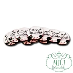 Egyedi fa tábla; kiegészítője lehet otthonod dekorációjának; asztaldísznek; koszorúnak; ajtó kopogtatónak; egyéb dekorációs termékeknek. Felhasználhatod akár hűtőmágnes készítéséhez is.