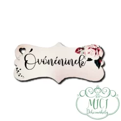 Egyedi fa tábla; kiegészítője lehet otthonod dekorációjának; asztaldísznek; koszorúnak; ajtó kopogtatónak; egyéb dekorációs termékeknek. Felhasználhatod akár hűtőmágnes készítéséhez is.