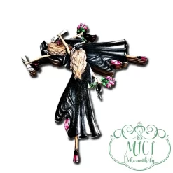 Egyedi fa tábla; kiegészítője lehet otthonod dekorációjának; asztaldísznek; koszorúnak; ajtó kopogtatónak; egyéb dekorációs termékeknek. Felhasználhatod akár hűtőmágnes készítéséhez is.