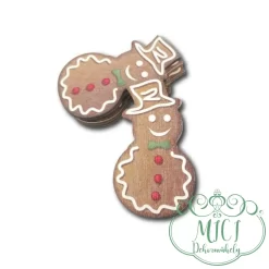 Egyedi fa tábla; kiegészítője lehet karácsonyi/ünnepi asztaldísznek; koszorúnak; ajtó kopogtatónak; egyéb dekorációs termékeknek. Felhasználhatod akár hűtőmágnes készítéséhez is.