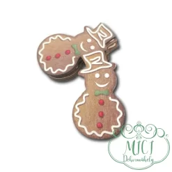 Egyedi fa tábla; kiegészítője lehet karácsonyi/ünnepi asztaldísznek; koszorúnak; ajtó kopogtatónak; egyéb dekorációs termékeknek. Felhasználhatod akár hűtőmágnes készítéséhez is.