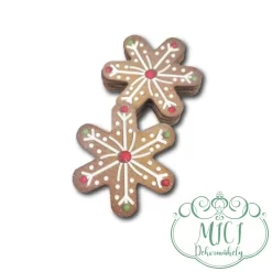 Egyedi fa tábla; kiegészítője lehet karácsonyi/ünnepi asztaldísznek; koszorúnak; ajtó kopogtatónak; egyéb dekorációs termékeknek. Felhasználhatod akár hűtőmágnes készítéséhez is.