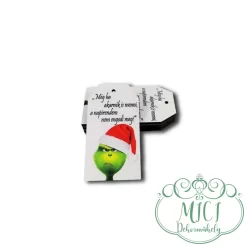 Egyedi karácsonyi GRINCS-es fa tábla; kiegészítője lehet karácsonyi/ünnepi asztaldísznek; koszorúnak; ajtó kopogtatónak; egyéb dekorációs termékeknek. Felhasználhatod akár hűtőmágnes készítéséhez is.