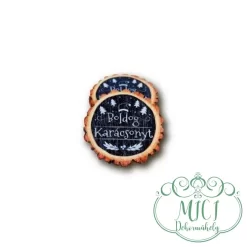 Egyedi fa tábla; kiegészítője lehet karácsonyi asztaldísznek; koszorúnak; ajtó kopogtatónak; adventi dekorációnak; egyéb dekorációs termékeknek.