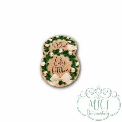 Egyedi fa tábla; kiegészítője lehet asztaldísznek; koszorúnak; ajtó kopogtatónak; egyéb dekorációs termékeknek.