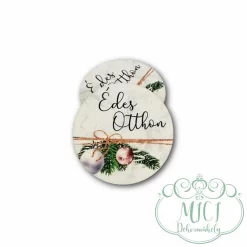 Egyedi fa tábla; kiegészítője lehet asztaldísznek; koszorúnak; ajtó kopogtatónak; egyéb dekorációs termékeknek.