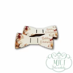 Egyedi fa tábla; kiegészítője lehet karácsonyi asztaldísznek; koszorúnak; ajtó kopogtatónak; adventi dekorációnak; egyéb dekorációs termékeknek.