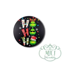 Egyedi karácsonyi GRINCS-es fa tábla; kiegészítője lehet karácsonyi/ünnepi asztaldísznek; koszorúnak; ajtó kopogtatónak; egyéb dekorációs termékeknek. Felhasználhatod akár hűtőmágnes készítéséhez is.