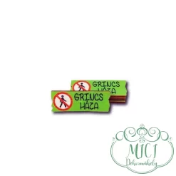 Egyedi karácsonyi GRINCS-es fa tábla; kiegészítője lehet karácsonyi/ünnepi asztaldísznek; koszorúnak; ajtó kopogtatónak; egyéb dekorációs termékeknek. Felhasználhatod akár hűtőmágnes készítéséhez is.