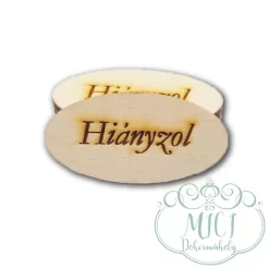 Egyedi fa tábla; kiegészítője lehet sírdisznek; koszorúnak; egyéb kegyeleti termékeknek.