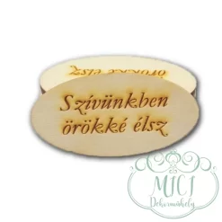 Egyedi fa tábla; kiegészítője lehet sírdisznek; koszorúnak; egyéb kegyeleti termékeknek.