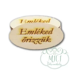 Egyedi fa tábla; kiegészítője lehet sírdisznek; koszorúnak; egyéb kegyeleti termékeknek.