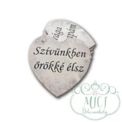 Egyedi fa tábla; kiegészítője lehet sírdisznek; koszorúnak; egyéb kegyeleti termékeknek.