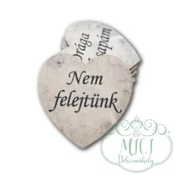 Egyedi fa tábla; kiegészítője lehet sírdisznek; koszorúnak; egyéb kegyeleti termékeknek.