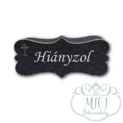 Egyedi fa tábla; kiegészítője lehet sírdisznek; koszorúnak; egyéb kegyeleti termékeknek.