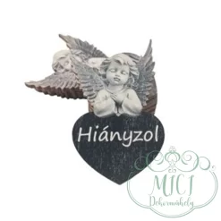 Egyedi fa tábla; kiegészítője lehet sírdisznek; koszorúnak; egyéb kegyeleti termékeknek.