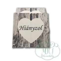 Egyedi fa tábla; kiegészítője lehet sírdisznek; koszorúnak; egyéb kegyeleti termékeknek.