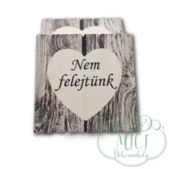 Egyedi fa tábla; kiegészítője lehet sírdisznek; koszorúnak; egyéb kegyeleti termékeknek.