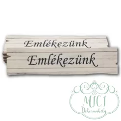 Egyedi fa tábla; kiegészítője lehet sírdisznek; koszorúnak; egyéb kegyeleti termékeknek.