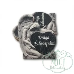 Egyedi fa tábla; kiegészítője lehet sírdisznek; koszorúnak; egyéb kegyeleti termékeknek.