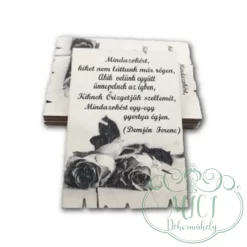 Egyedi fa tábla; kiegészítője lehet sírdisznek; koszorúnak; egyéb kegyeleti termékeknek.