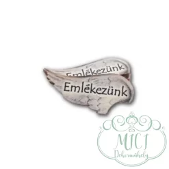 Egyedi fa tábla; kiegészítője lehet sírdisznek; koszorúnak; egyéb kegyeleti termékeknek.