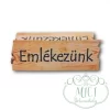 Egyedi fa tábla; kiegészítője lehet sírdisznek; koszorúnak; egyéb kegyeleti termékeknek.