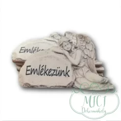 Egyedi fa tábla; kiegészítője lehet sírdisznek; koszorúnak; egyéb kegyeleti termékeknek.