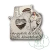 Egyedi fa tábla; kiegészítője lehet sírdisznek; koszorúnak; egyéb kegyeleti termékeknek.