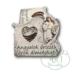 Egyedi fa tábla; kiegészítője lehet sírdisznek; koszorúnak; egyéb kegyeleti termékeknek.