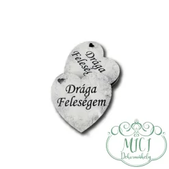 Egyedi fa tábla; Kegyeleti fa táblácskla; kiegészítője lehet sírdisznek; koszorúnak; egyéb kegyeleti/mindenszenteki termékeknek.