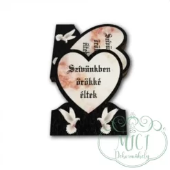 Egyedi fa tábla; kiegészítője lehet sírdisznek; koszorúnak; egyéb kegyeleti termékeknek.