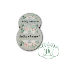 Egyedi fa tábla; kiegészítője lehet névnapi asztaldísznek; koszorúnak; ajtó kopogtatónak; egyéb dekorációs termékeknek. Felhasználhatod akár hűtőmágnes készítéséhez is.