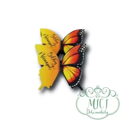 Egyedi fa tábla; kiegészítője lehet névnapi asztaldísznek; koszorúnak; ajtó kopogtatónak; egyéb dekorációs termékeknek. Felhasználhatod akár hűtőmágnes készítéséhez is.