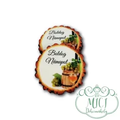 Egyedi fa tábla; kiegészítője lehet névnapi asztaldísznek; koszorúnak; ajtó kopogtatónak; egyéb dekorációs termékeknek. Felhasználhatod akár hűtőmágnes készítéséhez is.