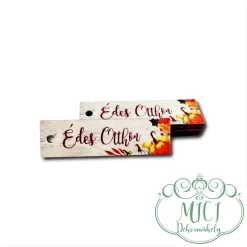 Egyedi fa tábla; kiegészítője lehet otthonod dekorációjának; asztaldísznek; koszorúnak; ajtó kopogtatónak; egyéb dekorációs termékeknek. Felhasználhatod akár hűtőmágnes készítéséhez is.