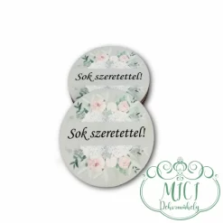 Sok szeretettel fa táblácska. Egyedi fa tábla; kiegészítője lehet otthonod dekorációjának; asztaldísznek; koszorúnak; ajtó kopogtatónak; egyéb dekorációs termékeknek. Felhasználhatod akár hűtőmágnes készítéséhez is.