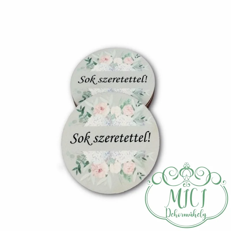 Sok szeretettel fa táblácska. Egyedi fa tábla; kiegészítője lehet otthonod dekorációjának; asztaldísznek; koszorúnak; ajtó kopogtatónak; egyéb dekorációs termékeknek. Felhasználhatod akár hűtőmágnes készítéséhez is.