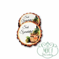 Sok szeretettel fa táblácska. Egyedi fa tábla; kiegészítője lehet otthonod dekorációjának; asztaldísznek; koszorúnak; ajtó kopogtatónak; egyéb dekorációs termékeknek. Felhasználhatod akár hűtőmágnes készítéséhez is.