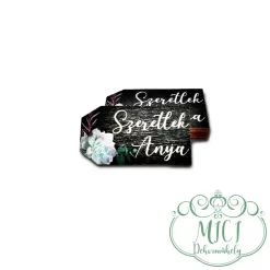 Egyedi fa tábla; kiegészítője lehet sírdisznek; koszorúnak; egyéb kegyeleti termékeknek.