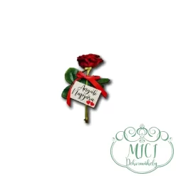 Egyedi fa tábla; kiegészítője lehet ajándékba szánt asztaldísznek; koszorúnak; ajtó kopogtatónak; egyéb dekorációs termékeknek. Felhasználhatod akár hűtőmágnes készítéséhez is.