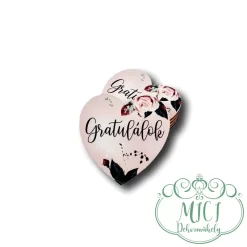 Egyedi fa tábla; kiegészítője lehet ajándékba szánt asztaldísznek; koszorúnak; ajtó kopogtatónak; egyéb dekorációs termékeknek. Felhasználhatod akár hűtőmágnes készítéséhez is.