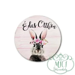 Egyedi fa tábla; kiegészítője lehet tavaszi/húsvéti asztaldísznek; koszorúnak; ajtó kopogtatónak; egyéb dekorációs termékeknek. Felhasználhatod akár hűtőmágnes készítéséhez is.