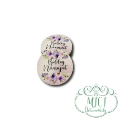 Egyedi fa tábla; kiegészítője lehet névnapi asztaldísznek; koszorúnak; ajtó kopogtatónak; egyéb dekorációs termékeknek. Felhasználhatod akár hűtőmágnes készítéséhez is.