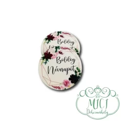 Egyedi fa tábla; kiegészítője lehet névnapi asztaldísznek; koszorúnak; ajtó kopogtatónak; egyéb dekorációs termékeknek. Felhasználhatod akár hűtőmágnes készítéséhez is.