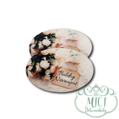 Egyedi fa tábla; kiegészítője lehet névnapi asztaldísznek; koszorúnak; ajtó kopogtatónak; egyéb dekorációs termékeknek. Felhasználhatod akár hűtőmágnes készítéséhez is.