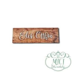 Egyedi fa tábla; kiegészítője lehet tavaszi/húsvéti asztaldísznek; koszorúnak; ajtó kopogtatónak; egyéb dekorációs termékeknek. Felhasználhatod akár hűtőmágnes készítéséhez is.