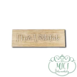 Egyedi fa tábla; kiegészítője lehet tavaszi/húsvéti asztaldísznek; koszorúnak; ajtó kopogtatónak; egyéb dekorációs termékeknek. Felhasználhatod akár hűtőmágnes készítéséhez is.